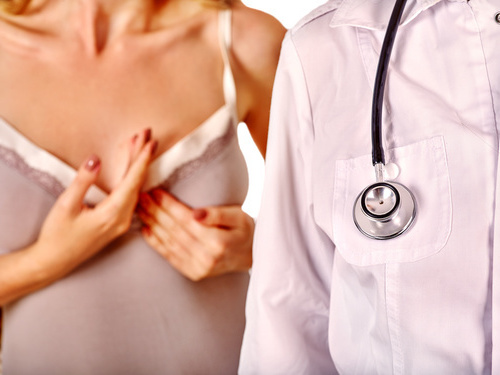 осмотр груди у доктора