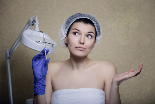 девушка думает делать ли биоревитализацию