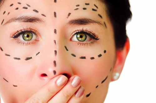 девушка перед круговой подтяжкой лица