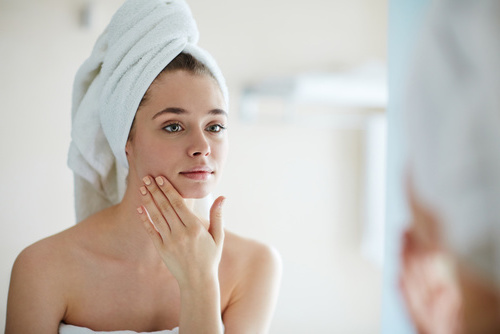 красивая девушка смотрит в зеркало