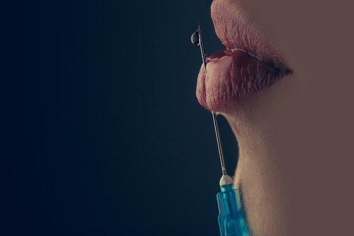 шприц и губы