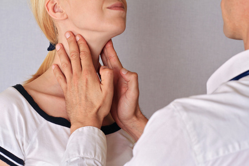 осмотр шеи у врача перед платизмопластикой