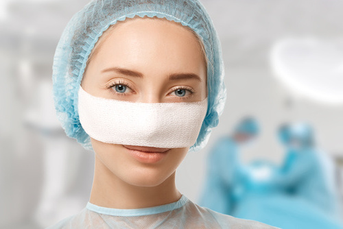 забинтованный нос во время реабилитации после ринопластики